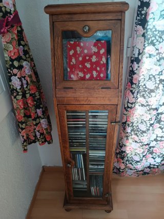 Mueble antiguo para CDs de madera y cristal