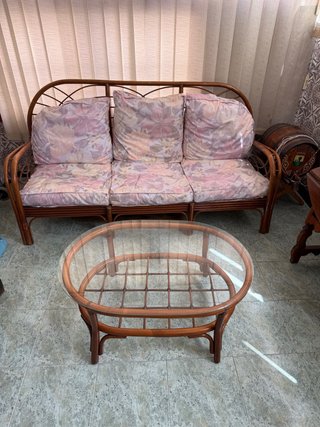 Sofa y mesa de mimbre