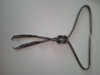 Collar plateado con nudo y flecos