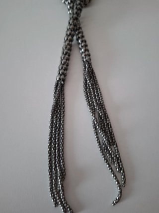 Collar plateado con nudo y flecos