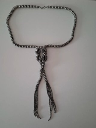 Collar plateado con nudo y flecos