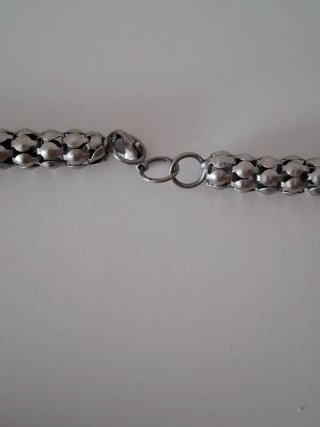 Collar plateado con nudo y flecos