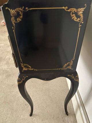 Cómoda lacada  negro con motivos dorados y verdes