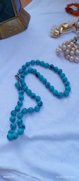 Collar antiguo con cuentas azul y beige