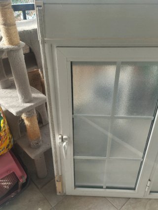 Ventana de aluminio con persiana