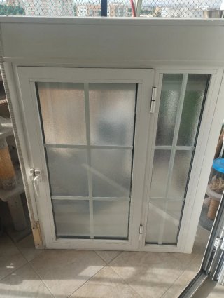 Ventana de aluminio con persiana