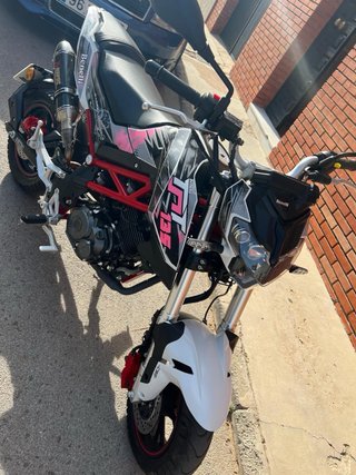 Benelli TNT 125 Naked Rosa y Blanca
