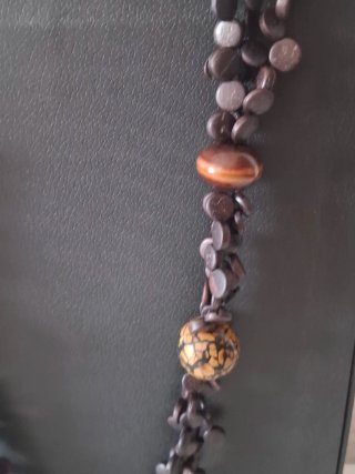 Collar de madera con cuentas