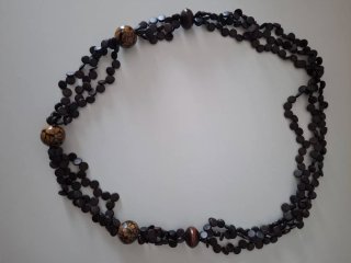 Collar de madera con cuentas