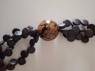 Collar de madera con cuentas