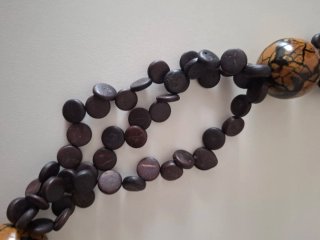 Collar de madera con cuentas