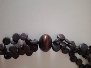Collar de madera con cuentas