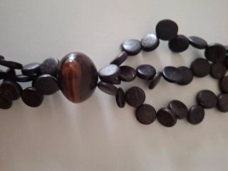Collar de madera con cuentas