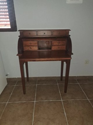 Escritorio de madera con cajones