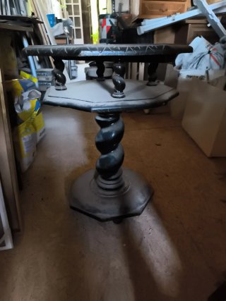 Mesa auxiliar antigua para restaurar