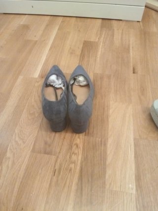 Zapatos de tacón grises elegantes