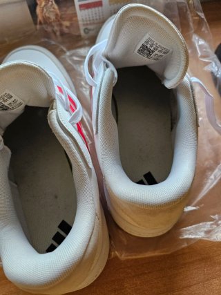 Zapatillas Adidas Blancas y Rojas