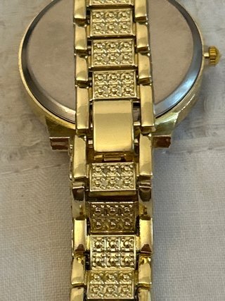 Reloj dorado con brillantes