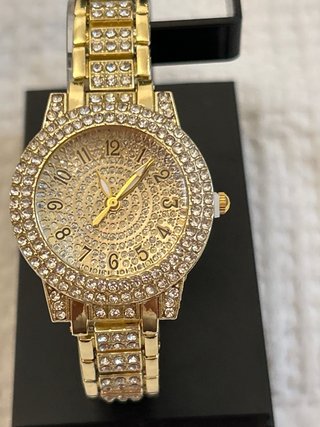 Reloj dorado con brillantes