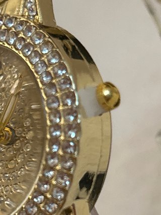 Reloj dorado con brillantes