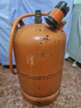 Bombona de gas llena con alcachofa