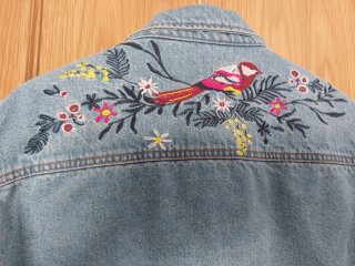 Chaqueta vaquera bordada Kiabi pájaro flores