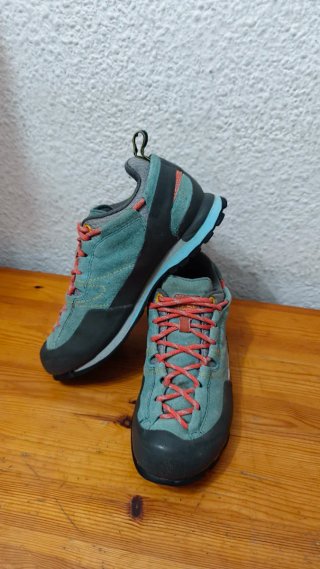 Zapatillas La Sportiva trekking naranja y turquesa