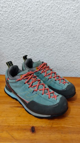 Zapatillas La Sportiva trekking naranja y turquesa