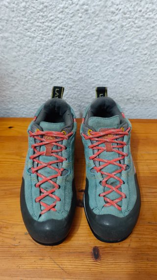 Zapatillas La Sportiva trekking naranja y turquesa