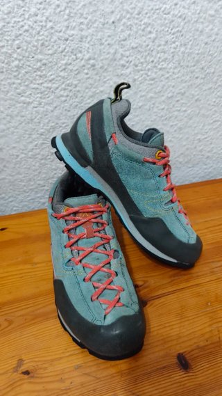 Zapatillas La Sportiva trekking naranja y turquesa