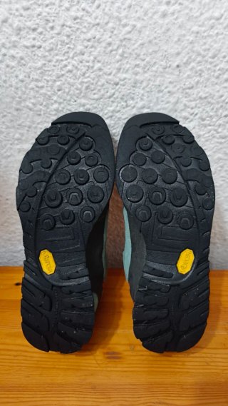 Zapatillas La Sportiva trekking naranja y turquesa