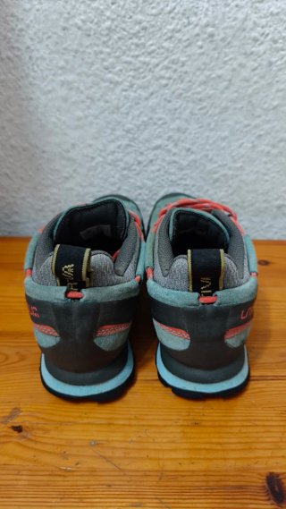 Zapatillas La Sportiva trekking naranja y turquesa