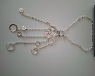 Collar de acero con colgantes circulares