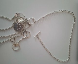 Collar de acero con colgantes circulares