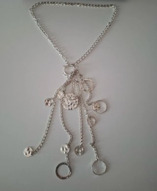 Collar de acero con colgantes circulares