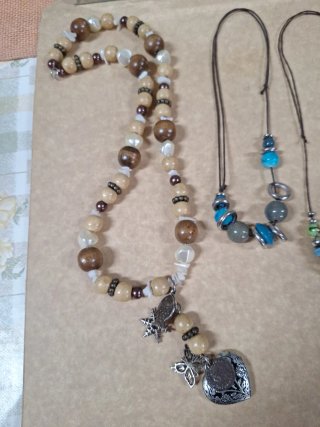 Collares de cuentas de madera y metal