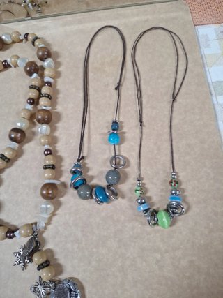 Collares de cuentas de madera y metal