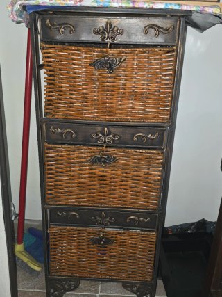 Cajonera de mimbre y metal