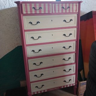 Cómoda sinfonier rosa y blanco restaurada