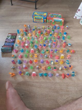 Set di oltre 120 Zomlings con due scatole metalliche