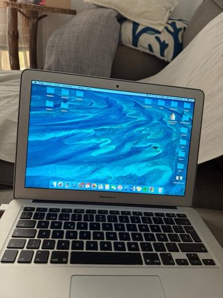 MacBook Air 13 2015 8GB - Funciona solo enchufado