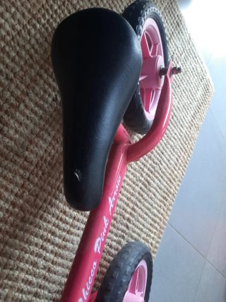 Bicicleta sin pedales rosa Chicco