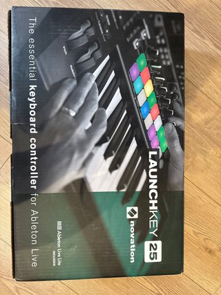 Novation Launchkey 25 Controladora MIDI
