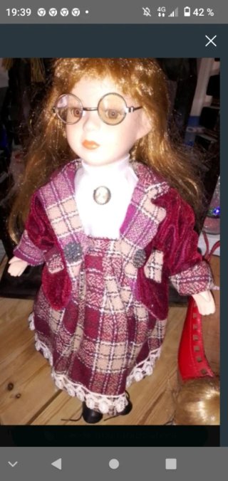 Muñeca de porcelana con vestido a cuadros