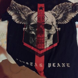 Camiseta Negra con Calavera Roja y blanca  hay ..2