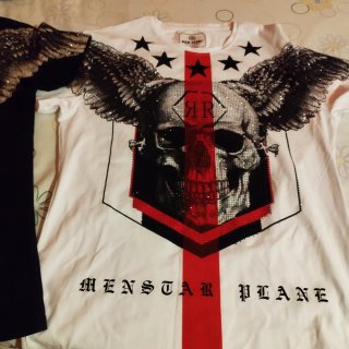 Camiseta Negra con Calavera Roja y blanca  hay ..2