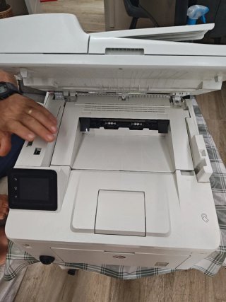 Impresora HP LaserJet Pro Multifunción.
