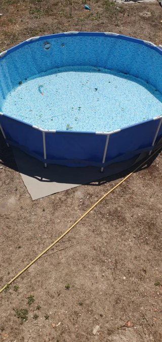 Piscina Rectangular Azul y Blanca