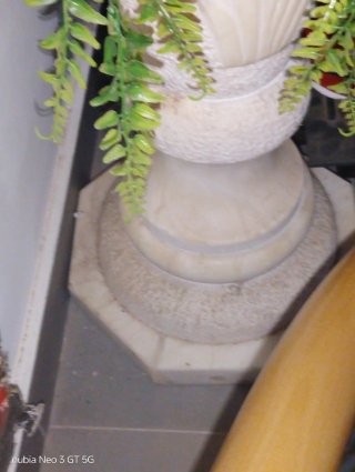 Columna de mármol beige y blanco