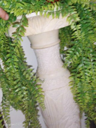 Columna de mármol beige y blanco